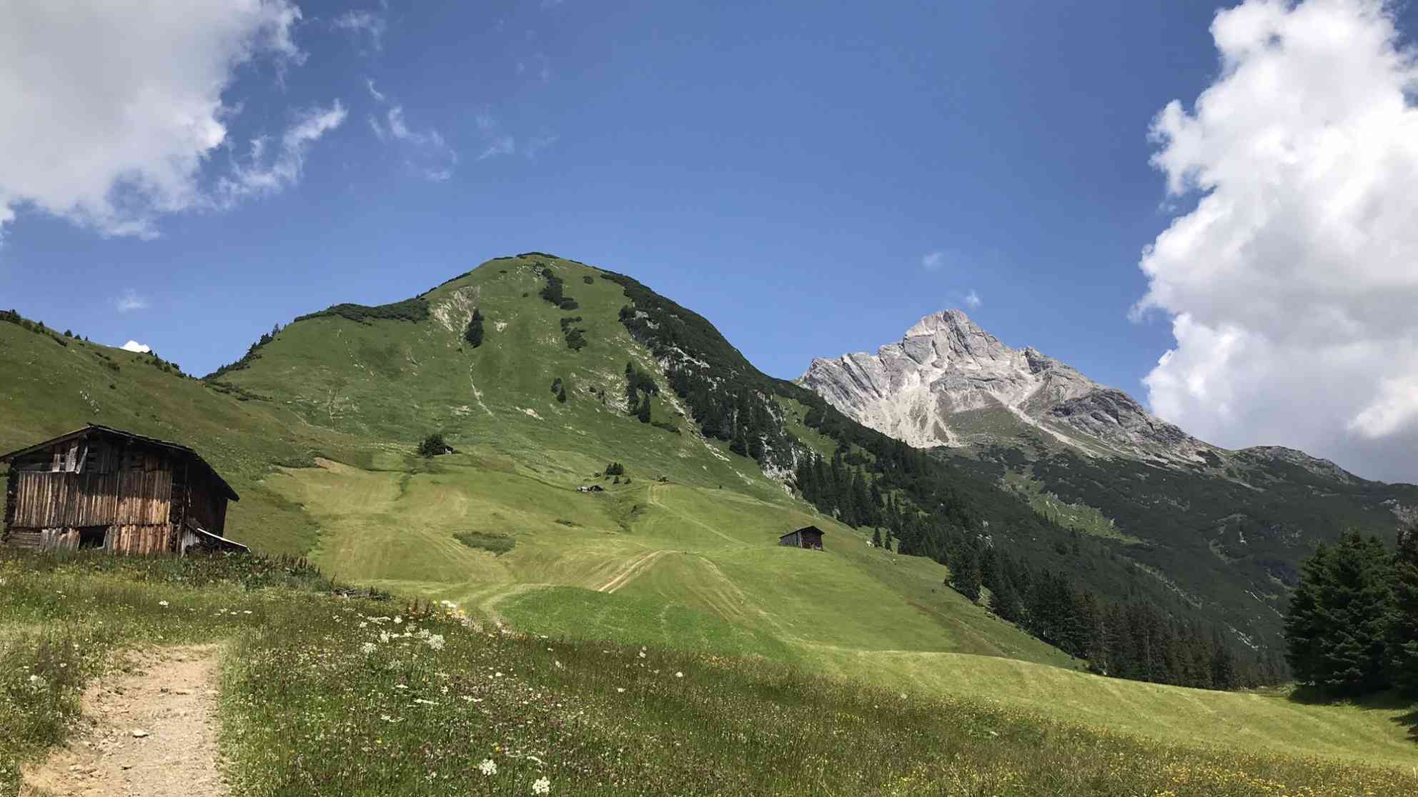 Der Biberkopf liegt zum Teil in Deutschland zum Teil in Österreich. Hier der Blick von der Ortschaft Warth in Vorarlberg auf den Biberkopf. Foto: BR | Till Rüger