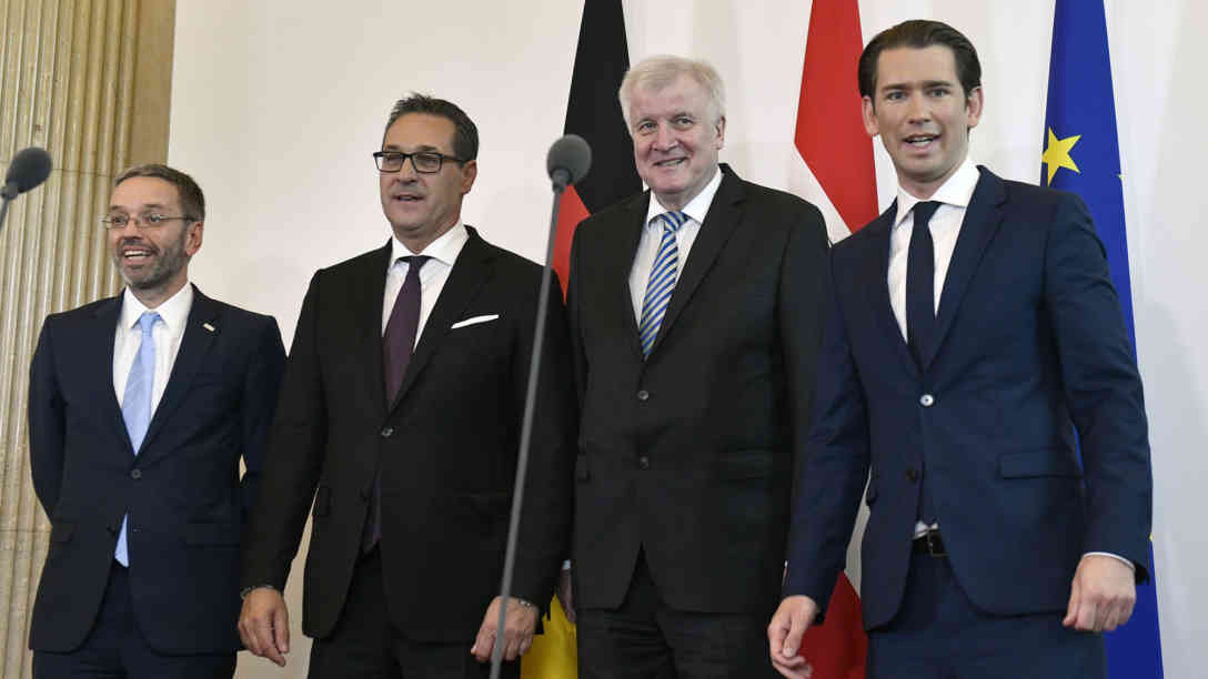Herbert Kickl (FPÖ, l-r), Innenminister von Österreich, Heinz Christian Strache (FPÖ), Vizekanzler von Österreich, Horst Seehofer (CSU), Bundesminister für Inneres, Heimat und Bau, und Sebastian Kurz (ÖVP), Bundeskanzler von Österreich,vor ihrem Gespräch am 05.07.2018 in Wien. Foto: dpa-Bildfunk