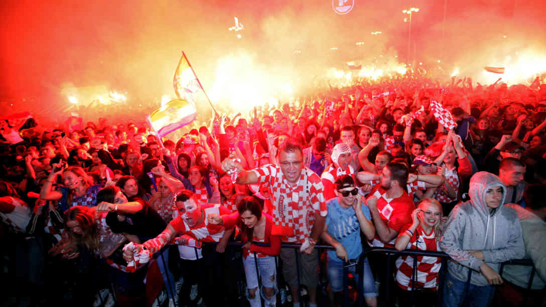 Kroatische Fans jubeln auf dem Hauptplatz von Zagreb über den 2:1 Sieg im WM-Halbfinale. Foto: dpa-Bildfunk | Nikola Solic