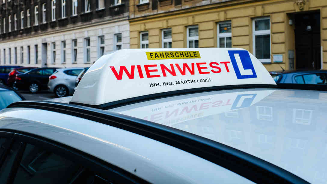 Die Fahrschule von Martin Lassl in Wien trägt den Untertitel „die mehrsprachige Fahrschule“. Foto: BR | Srdjan Govedarica