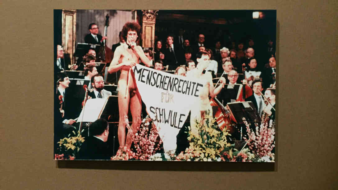 Zwei nackte Aktivisten im Jahr 1982 beim Neujahrskonzert. Die Aktion geschah in der Pause der Fernsehübertragung, erregte aber dennoch großes Aufsehen und wurde gerichtlich verfolgt. (c) Photoreport. Foto: Christine Haberlander