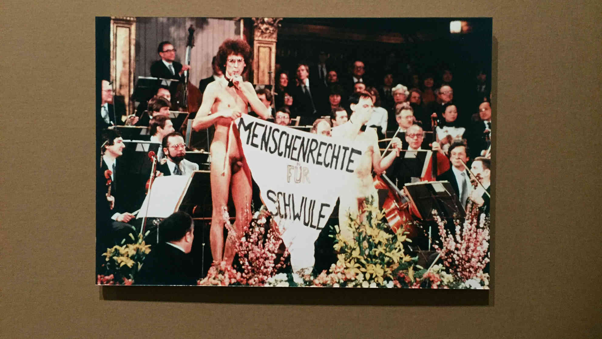 Zwei nackte Aktivisten im Jahr 1982 beim Neujahrskonzert. Die Aktion geschah in der Pause der Fernsehübertragung, erregte aber dennoch großes Aufsehen und wurde gerichtlich verfolgt. (c) Photoreport. Foto: Christine Haberlander