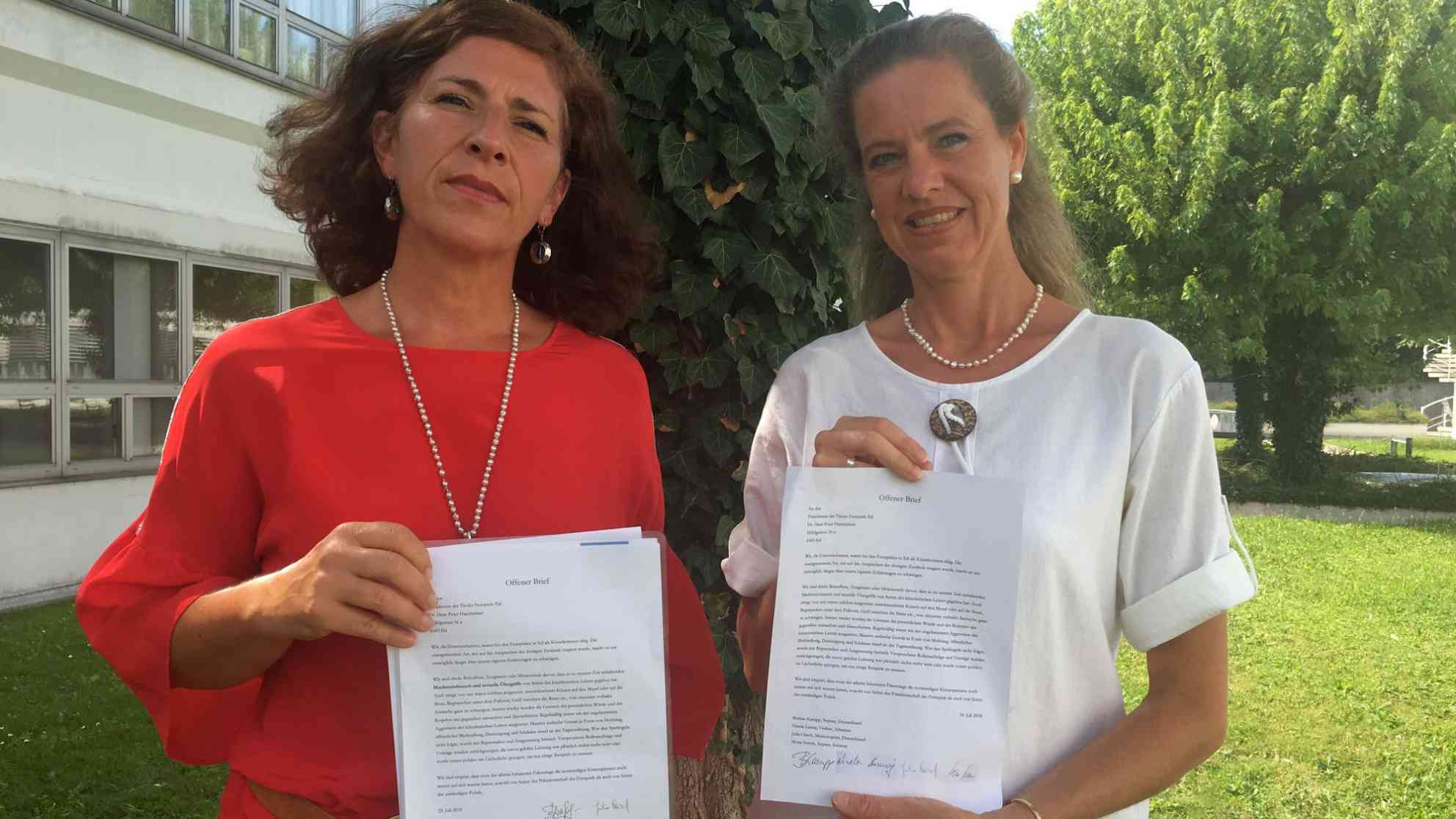 Mona Somm (li.) und Julia Oesch (re.) mit dem offenen Brief an die Leitung der Tiroler Festpiele. Foto: BR | Andrea Beer