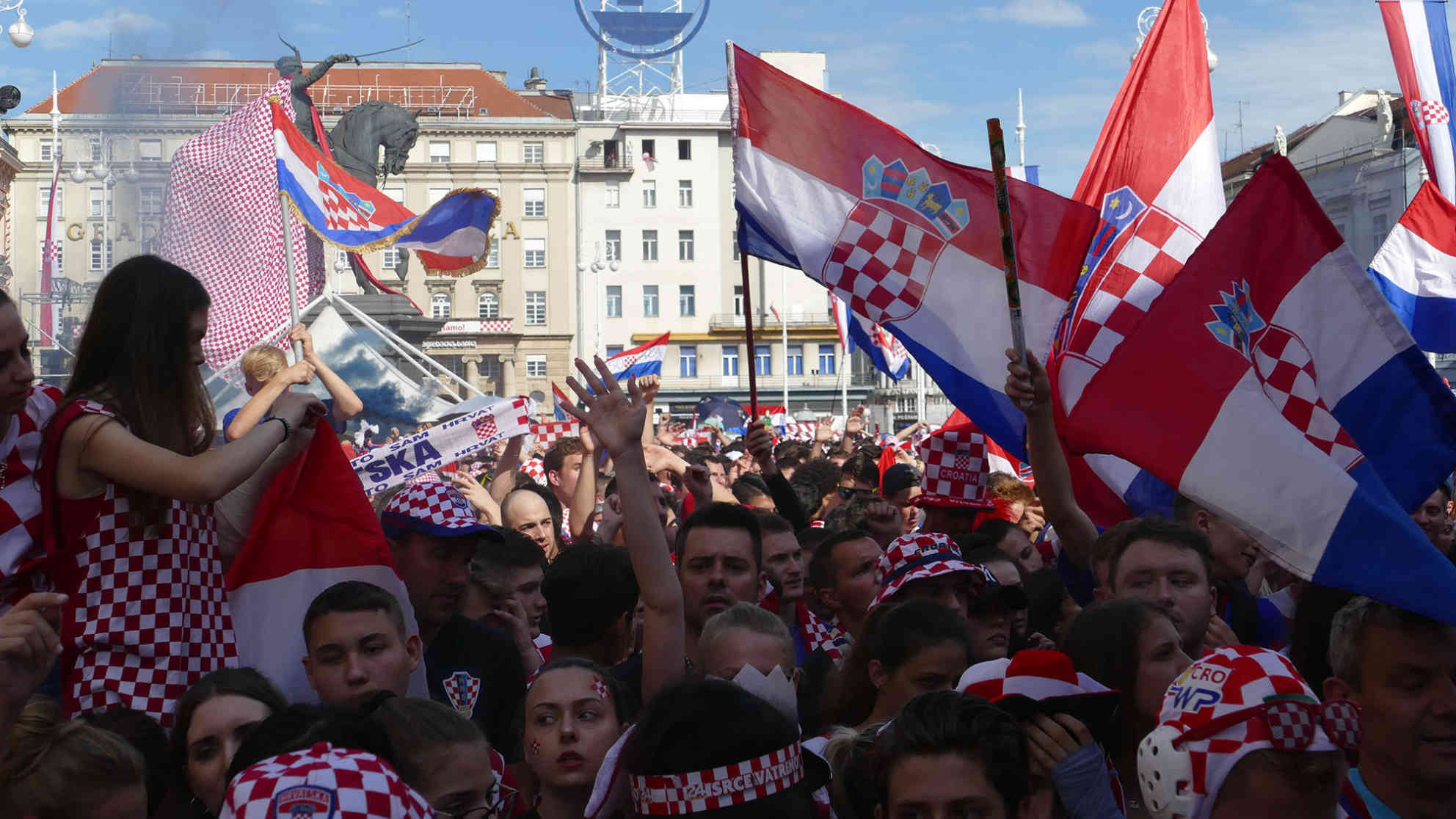 Der ganze Platz hat sofort angefangen zu singen und zu feiern. Die große Party wird mindestens bis morgen Nachmittag weitergehen, wenn die Nationalmannschaft aus Russland zurückkehrt und sich ihren verdienten Applaus in Zagreb abholt. Foto: BR | Jan Heier