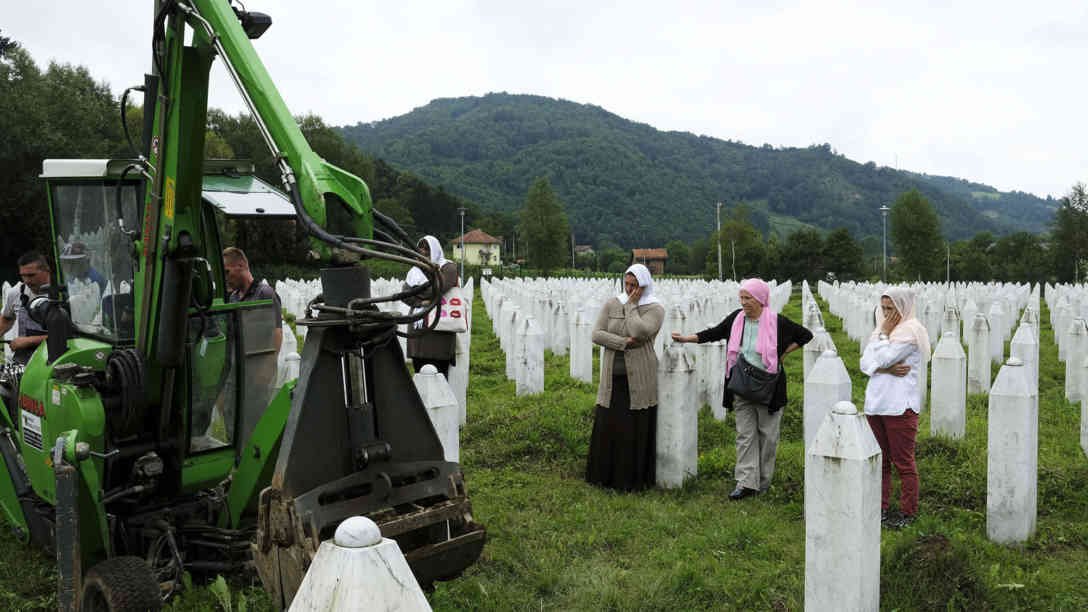 Am 12. Juli 2018 werden 80 Gräber geöffnet. Die sterblichen Überreste werden herausgenommen und mit den neu gefundenen Körperteilen komplettiert. Foto: picture alliance/ZUMA Press