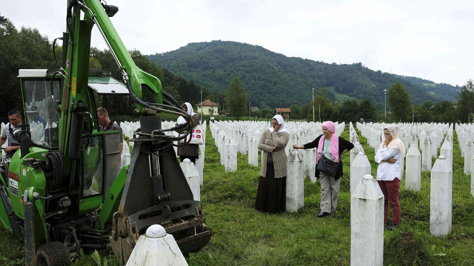 Am 12. Juli 2018 werden 80 Gräber geöffnet. Die sterblichen Überreste werden herausgenommen und mit den neu gefundenen Körperteilen komplettiert. Foto: picture alliance/ZUMA Press