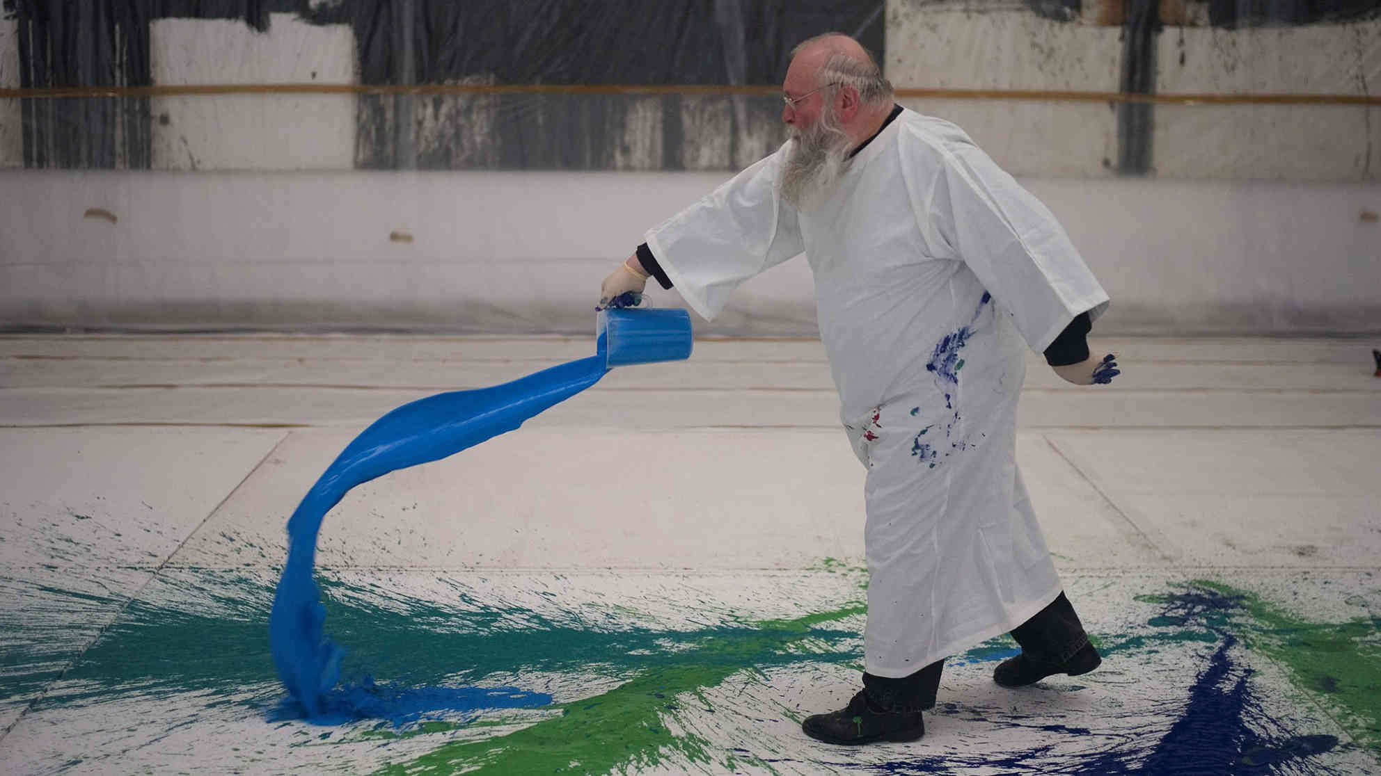 Hermann Nitsch beim Herstellen eines seiner bekannten Schüttbilder. Foto: picture alliance | APA | picturedesk.com