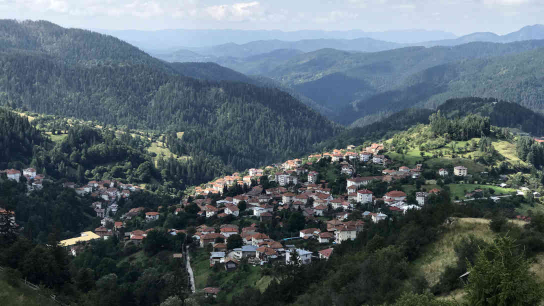 Blick über das kleine bulgarische Bergdorf Momchilovtsi in den Rhodopen. Foto: BR | Till Rüger