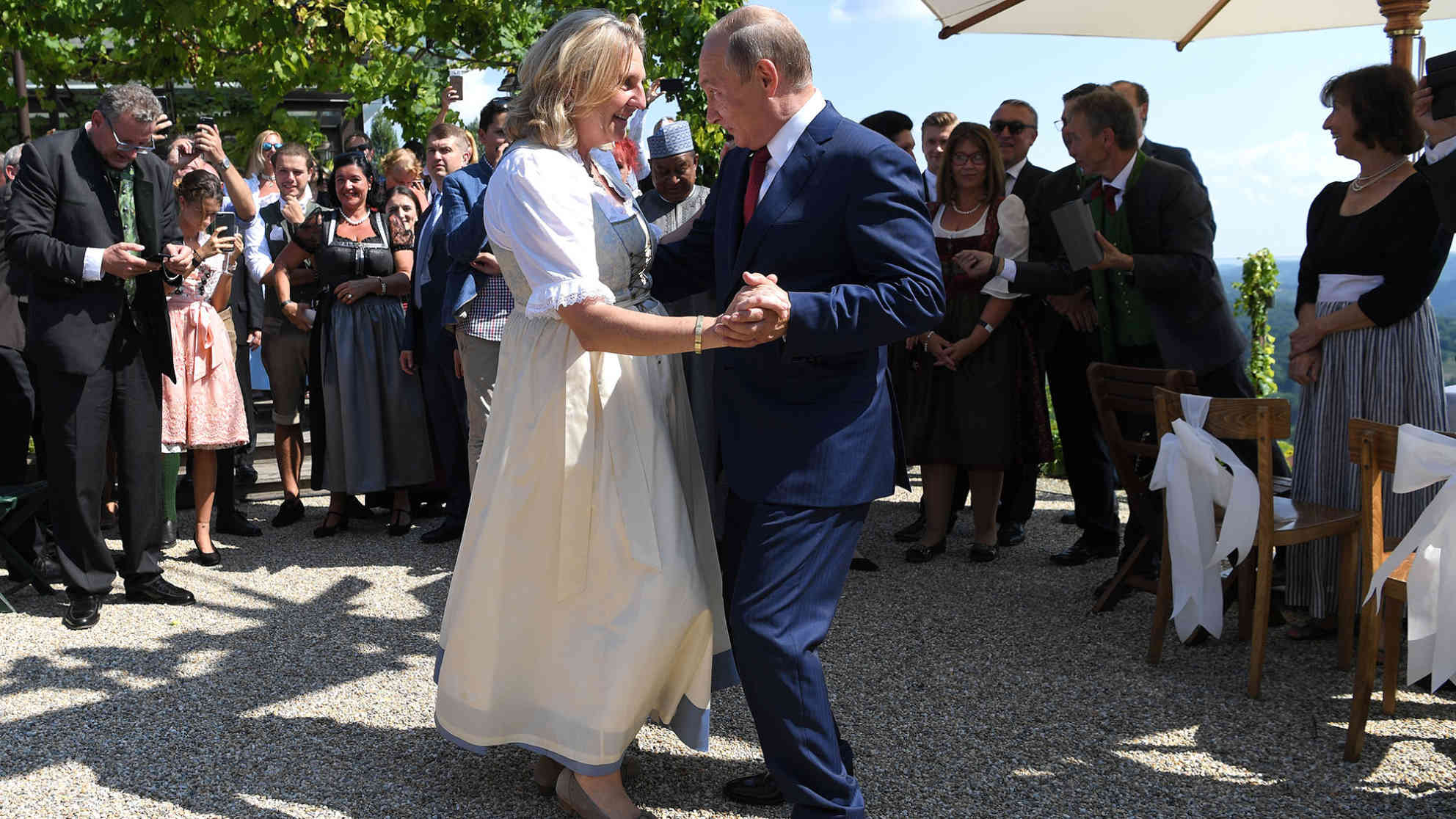 Die österreichische Außenministerin Karin Kneissl (FPÖ) tanzt auf ihrer Hochzeit in der Südsteiermark mit ihrem prominentesten Gast, dem russischen Präsidenten Wladimir Putin (18. August 2018). Foto: picture alliance | KEYSTONE