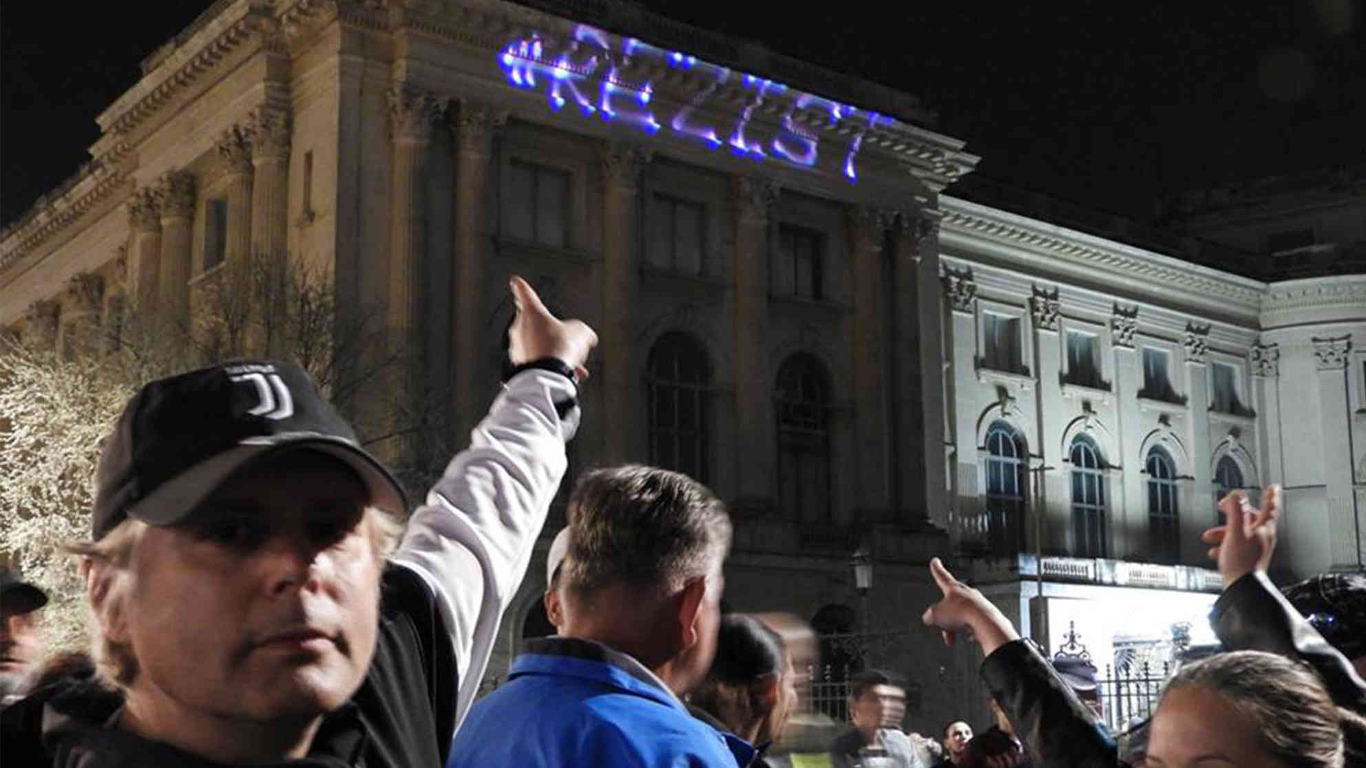 Immer wieder projiziert Dide #REZIST auf Regierungsgebäude. Das Logo wurde zum Symbol und begeistert die Demonstranten. Dide wird deswegen immer wieder festgenommen. Foto: Malin Bot