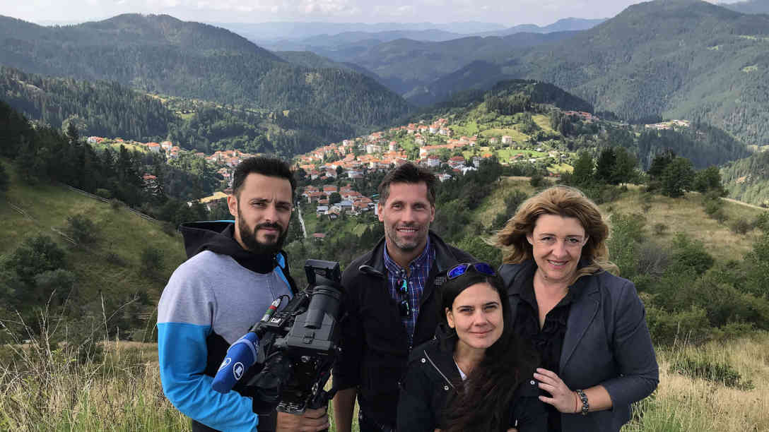 Das ARD-Team aus Sofia mit Siyka Surkova, der Bürgermeisterin von Momchilovtsi (re.). Foto: BR | Alex Mihailov