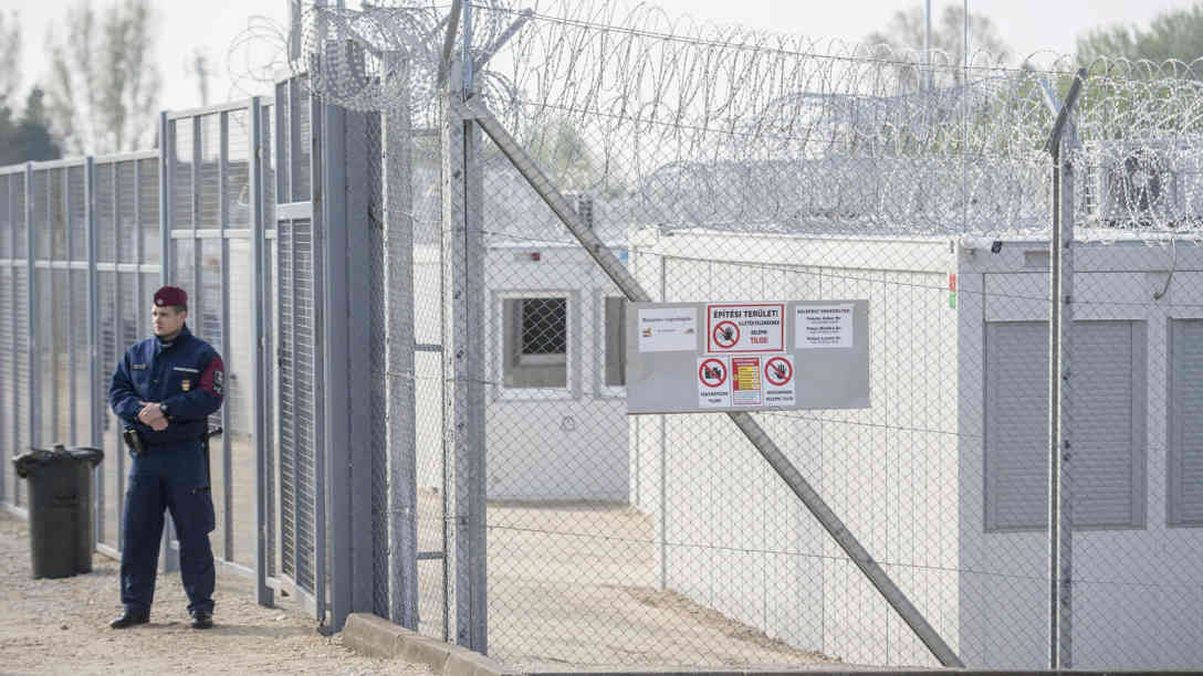 Transitzone bei Tompa im Südwesten Ungarns. Aufgenommen im April 2017. Foto: picture-alliance | AP Photo