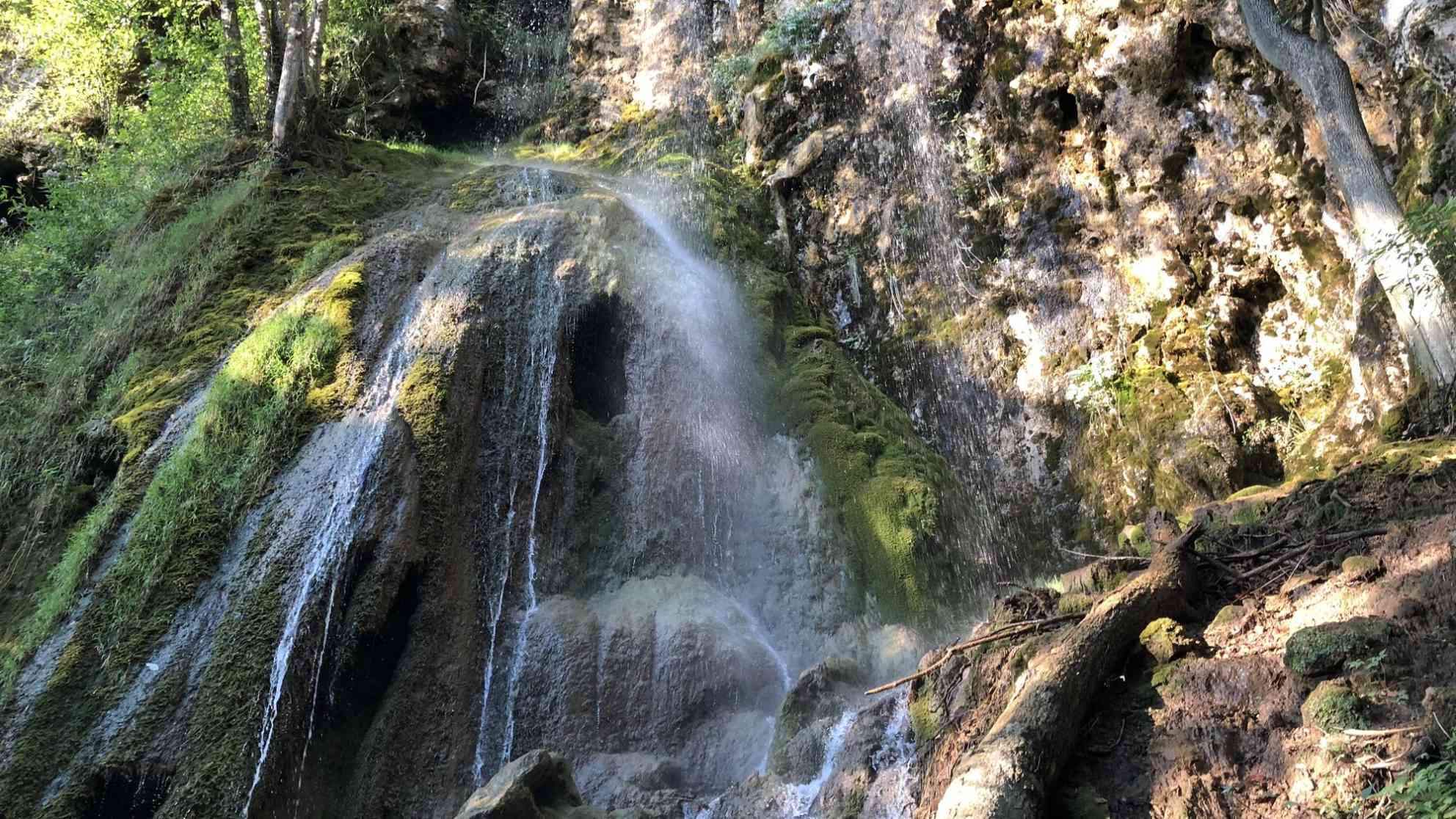 Wasserfälle sind im Naturpark Zumberak eher die Regel, als die Ausnahme: Über 800 Quellen entspringen in dem bergigen Terrain. Foto: BR | Clemens Verenkotte
