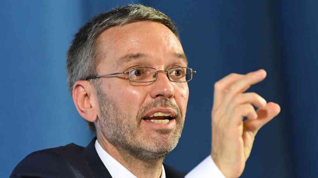 Die interne Mail des Ressortsprechers von FPÖ-Innenminister Herbert Kickl an die österreichischen Landespolizeidirektionen hat es in sich: Die Kommunikation mit 'bestimmten Medien' sei auf das 'nötigste Maß' zu beschränken. Gemeint sind die  Tageszeitungen Der Standard, Kurier sowie die Wochenzeitschrift Falter Foto: picture alliance/APA/picturedesk.com