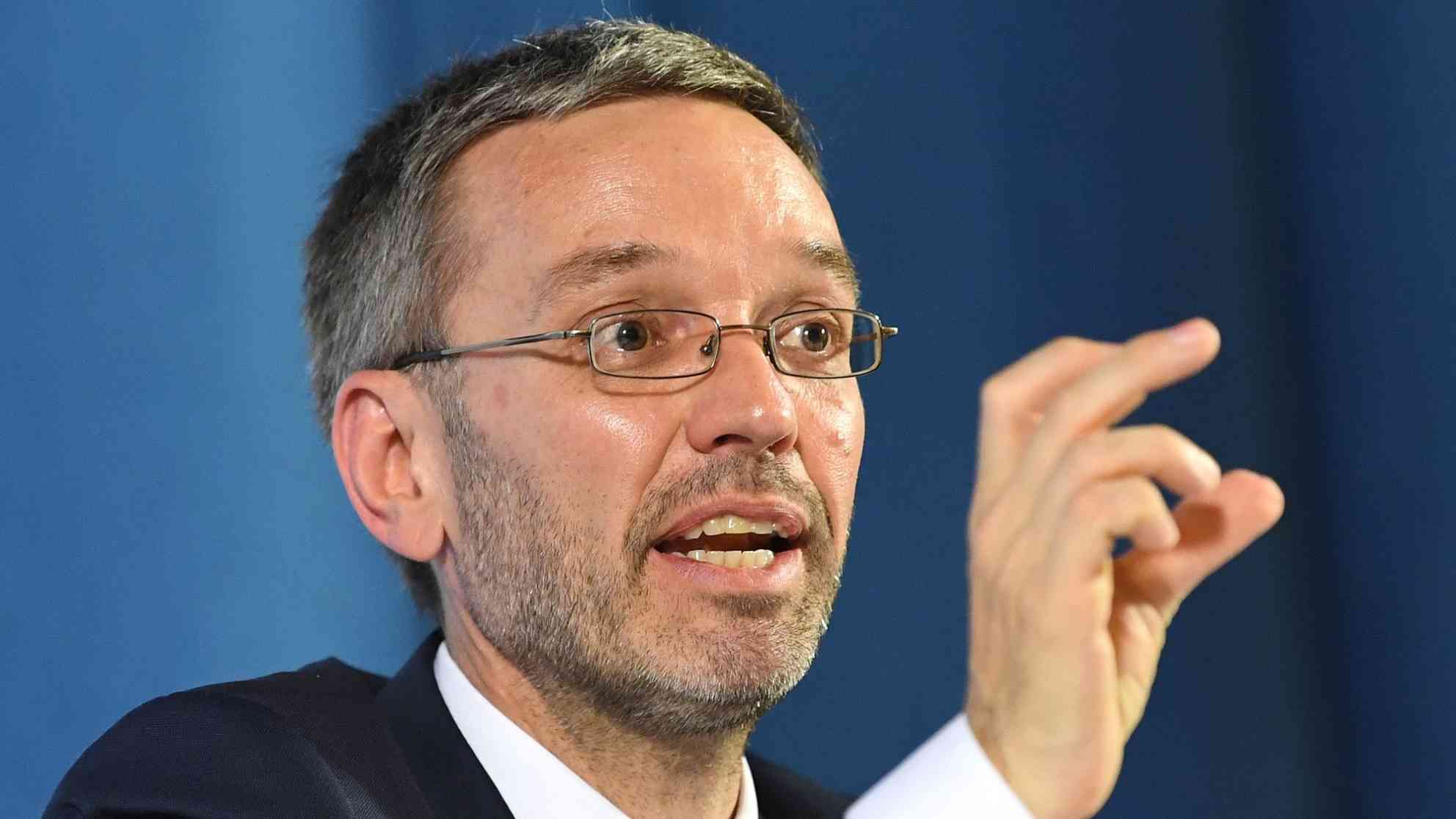 Die interne Mail des Ressortsprechers von FPÖ-Innenminister Herbert Kickl an die österreichischen Landespolizeidirektionen hat es in sich: Die Kommunikation mit 'bestimmten Medien' sei auf das 'nötigste Maß' zu beschränken. Gemeint sind die  Tageszeitungen Der Standard, Kurier sowie die Wochenzeitschrift Falter Foto: picture alliance/APA/picturedesk.com