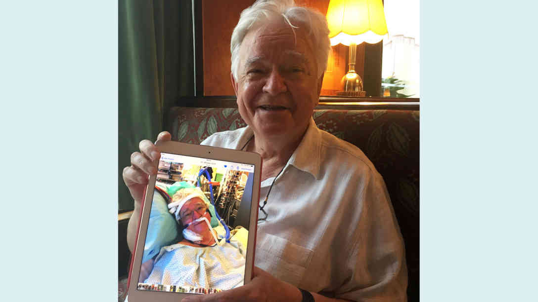 Siegfried Sorz mit einem Foto, das kurz vor seiner Lungentransplantation entstand. Foto: BR | Andrea Beer