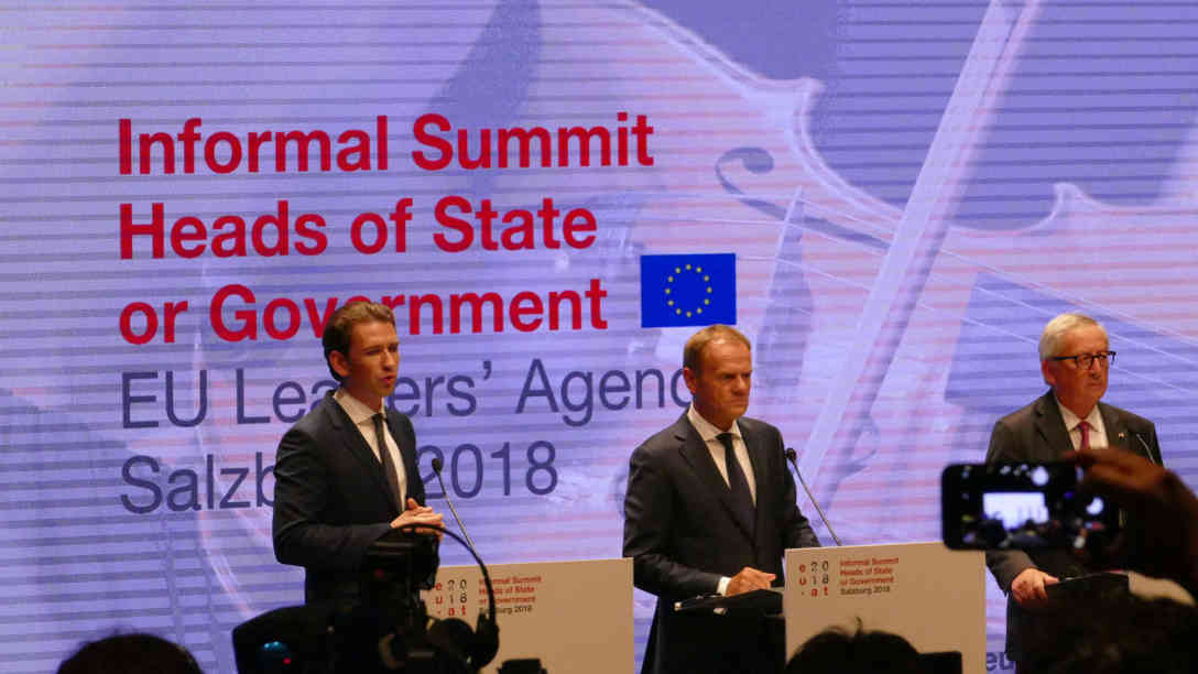 Österreich Bundeskanzler Sebastian Kurz, Donald Tusk, Präsident des Europäischen Rates und Kommisionspräsident Jean-Claude Juncker bei der Abschlusskonferenz. Foto: BR | Jan Heier