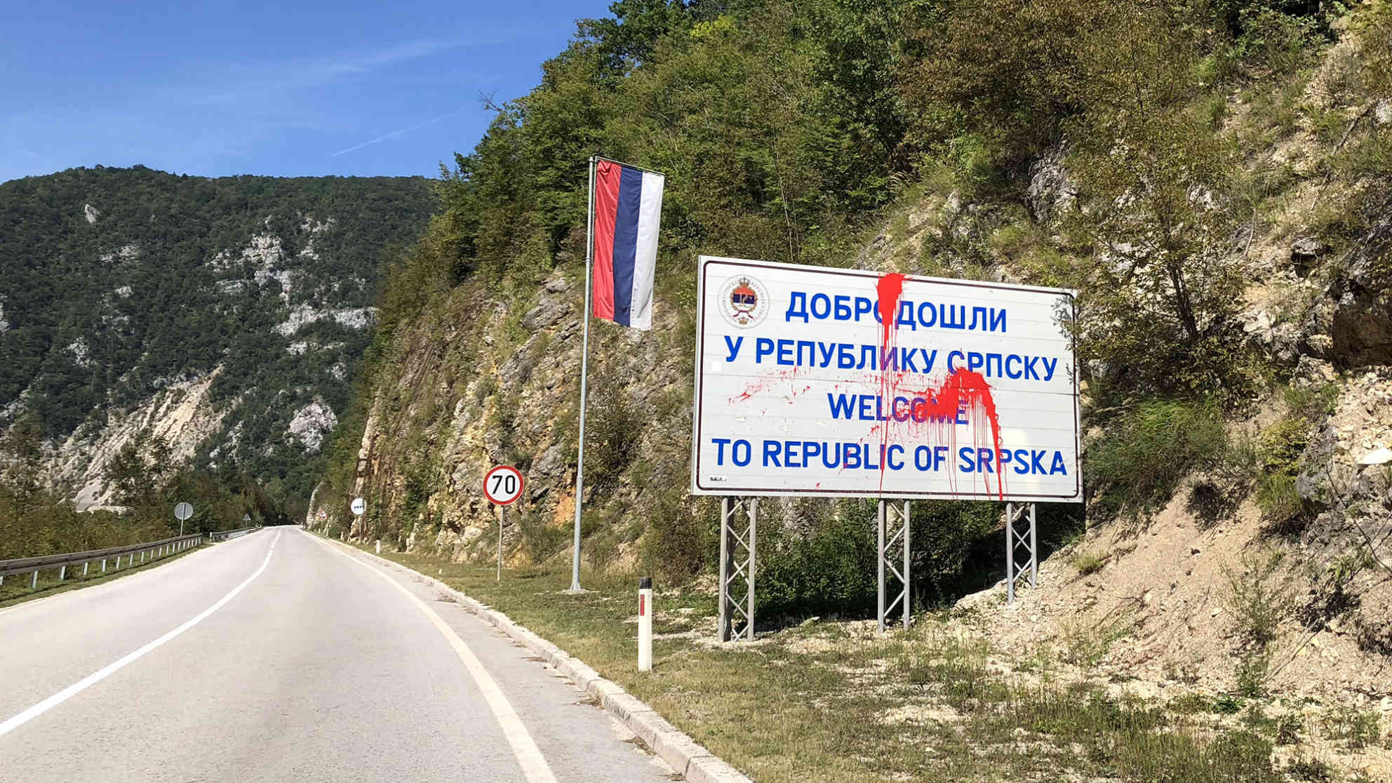 Dieses Schild entlang der Straße von Sarajevo nach Banja Luka markiert den Beginn der Republika Srbska. Foto: BR | Clemens Verenkotte