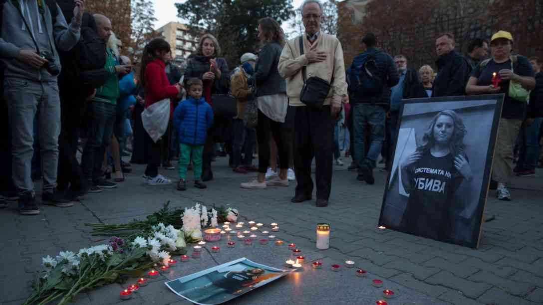 Menschen trauern in Sofia um die getötete Journalistin Viktoria Marinowa. Foto: picture alliance / NurPhoto