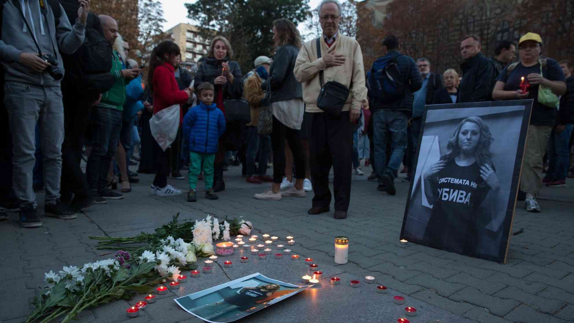 Menschen trauern in Sofia um die getötete Journalistin Viktoria Marinowa. Foto: picture alliance / NurPhoto