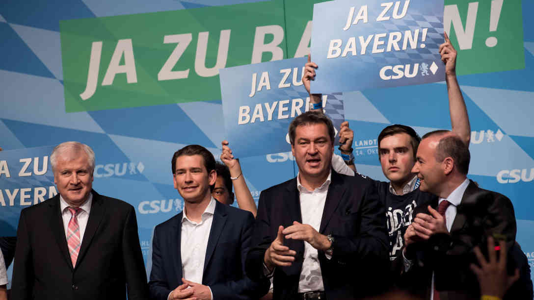 Sebastian Kurz gemeinsam mit Horst Seehofer und Markus Söder beim Wahlkampfabschluss in München am 12.10.2018. Foto: dpa-Bildfunk | Sven Hoppe