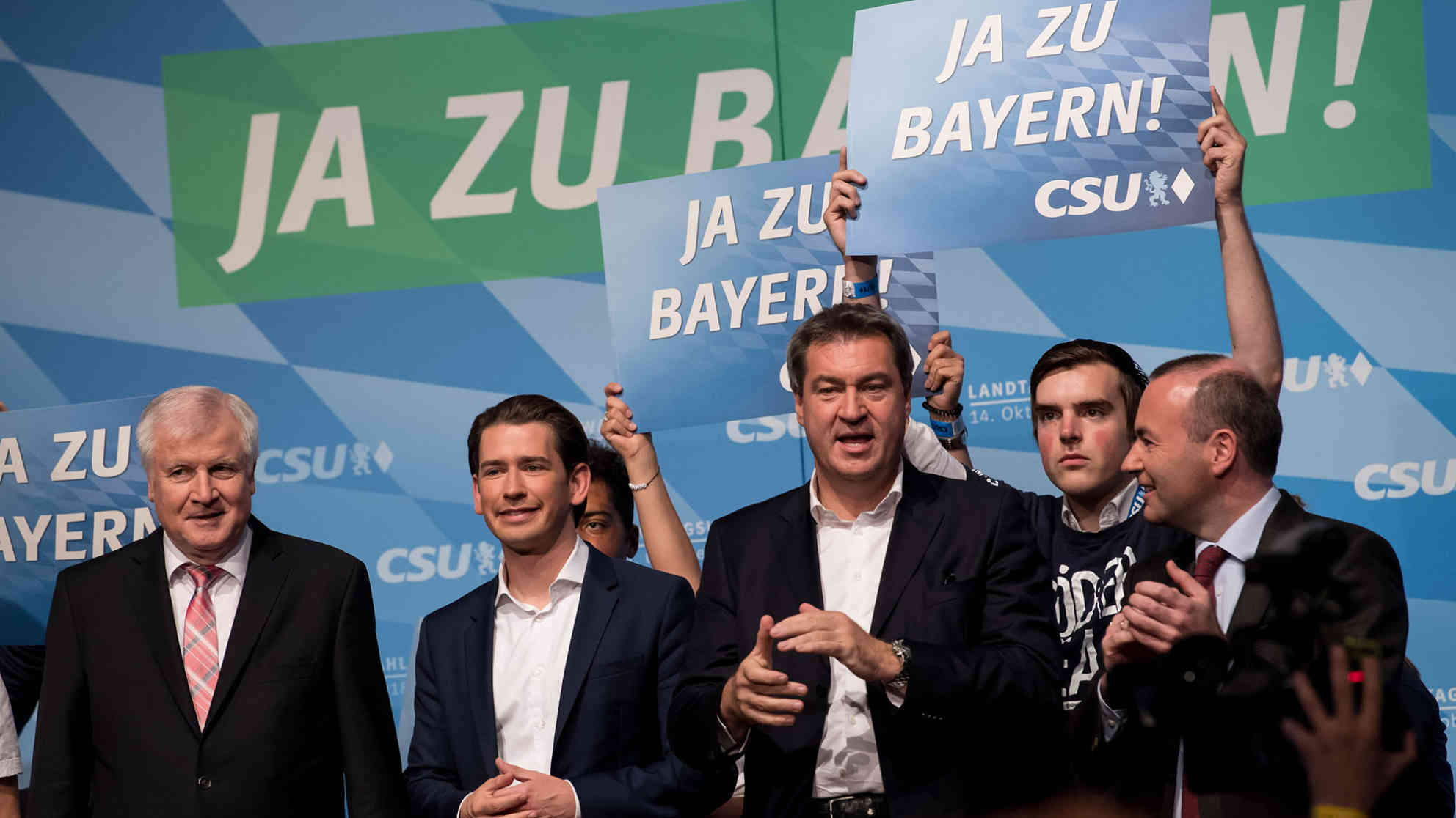Sebastian Kurz gemeinsam mit Horst Seehofer und Markus Söder beim Wahlkampfabschluss in München am 12.10.2018. Foto: dpa-Bildfunk | Sven Hoppe