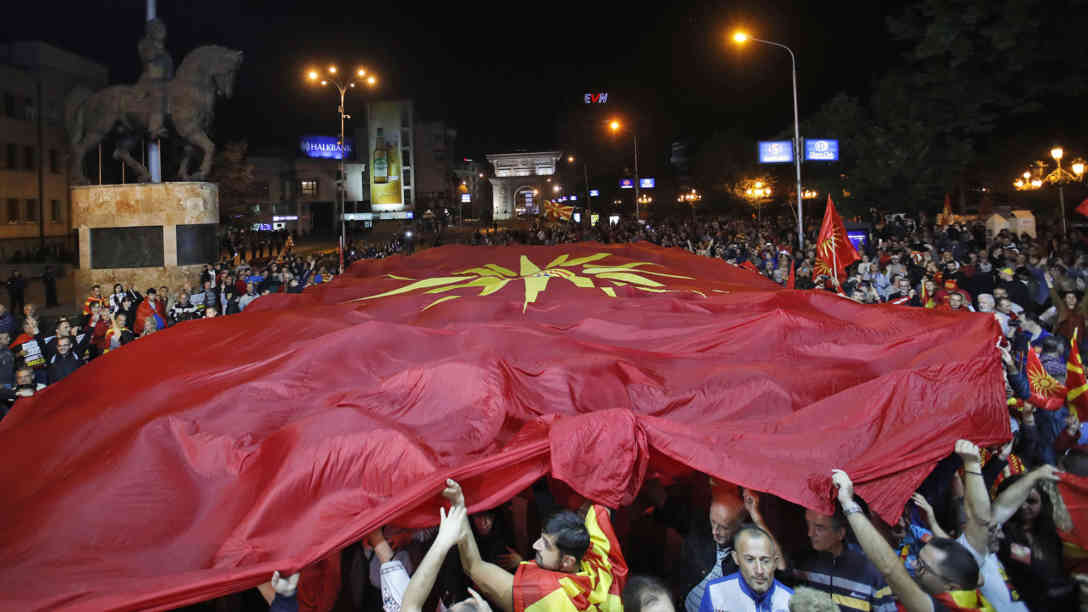Freude über das Scheitern des Referendums herrschte bei diesen Menschen in Skopje. Lediglich 34 % der Wahlberechtigten beteiligten sich am Referendum. Foto: dpa-Bildfunk | Thanassis Stavrakis