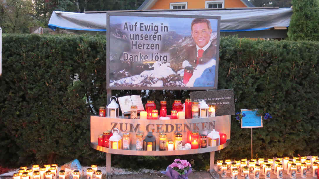 Gedenkstätte am Unfall. Heute vor zehn Jahre raste Jörg Haider alkoholisiert und mit weit überhöhter Geschwindigkeit in den Tod. Foto: BR | Yvonne Dobaczewski