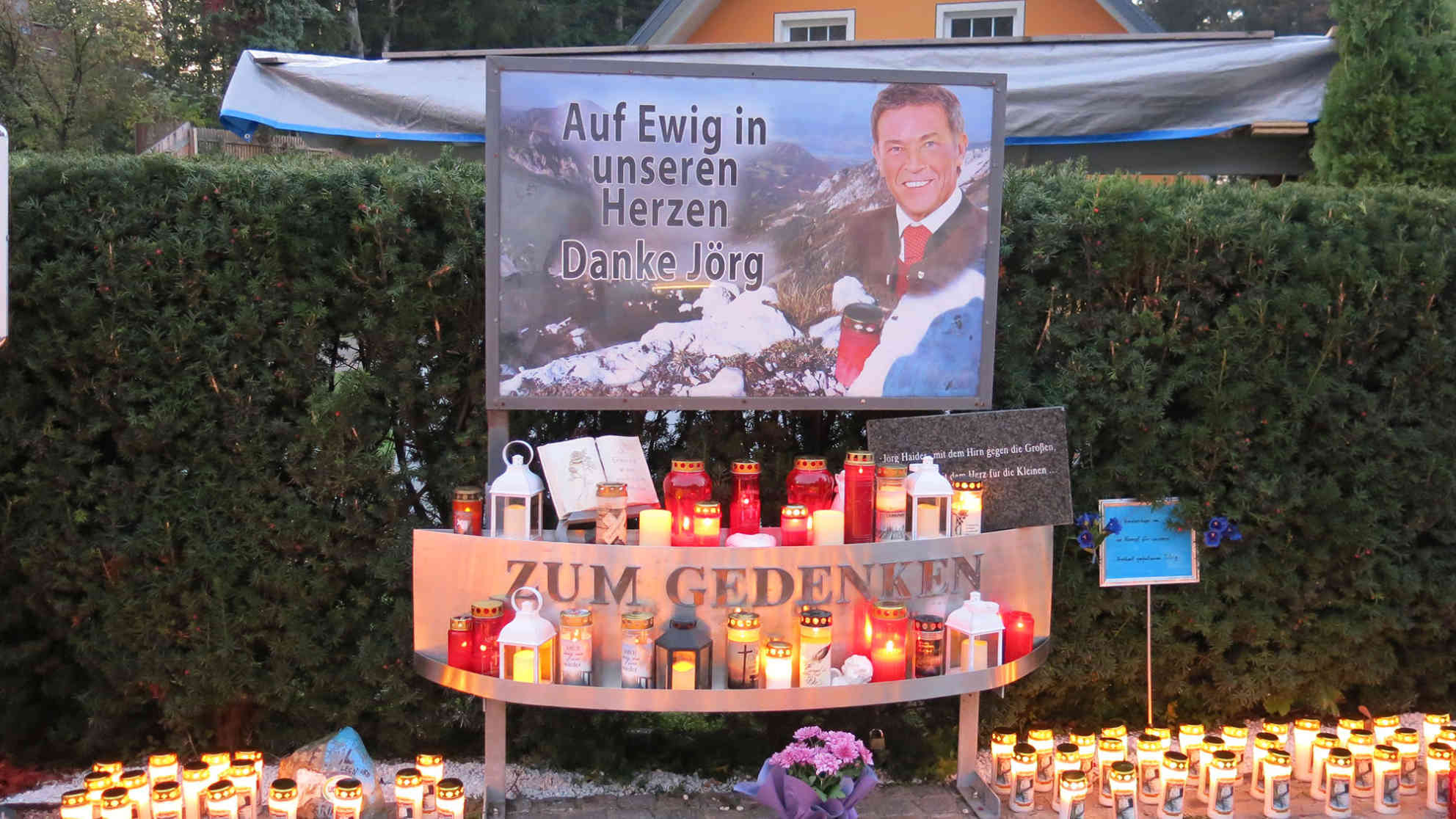 Gedenkstätte am Unfall. Heute vor zehn Jahre raste Jörg Haider alkoholisiert und mit weit überhöhter Geschwindigkeit in den Tod. Foto: BR | Yvonne Dobaczewski