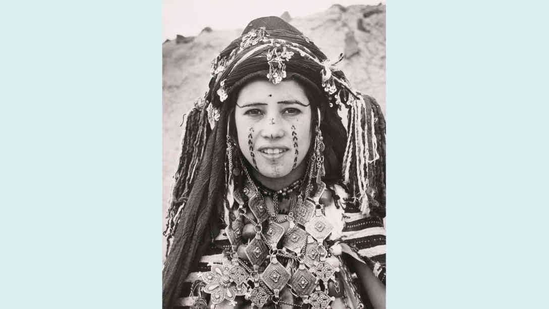 Gerda Bohm: Frau der Ayt Haddidou in Festtagstracht. Marokko, Zentraler Hoher Atlas 1959. Weltmuseum Wien, Fotosammlung © KHM-Museumsverband