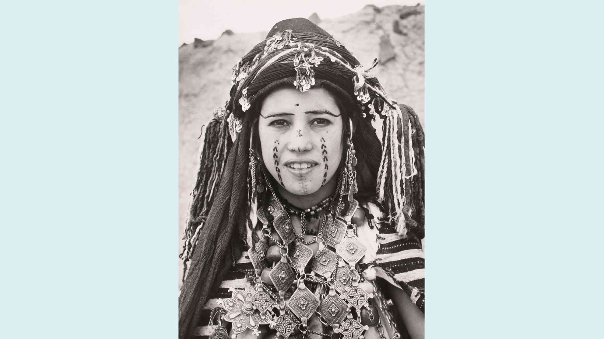 Gerda Bohm: Frau der Ayt Haddidou in Festtagstracht. Marokko, Zentraler Hoher Atlas 1959. Weltmuseum Wien, Fotosammlung © KHM-Museumsverband