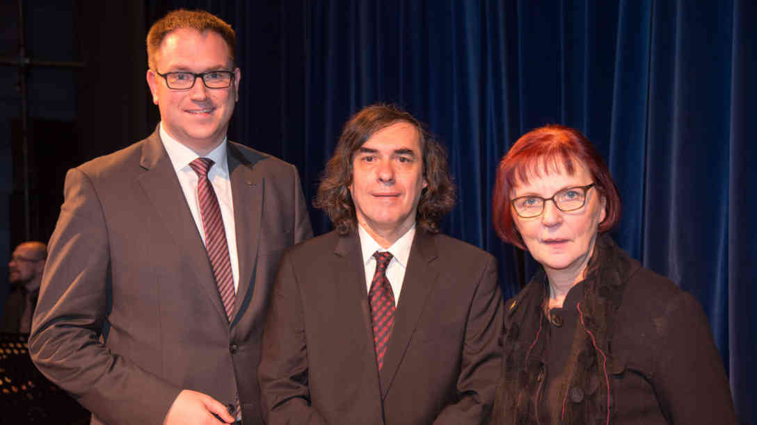 Mircea Cartarescu (Mitte) bei der Preisverleihung des Thomas-Mann-Preises mit dem Lübecker Bürgermeister Jan Lindenau und der Lübecker Stadtpräsidentin Gabriele Schopenhauer. Foto: Mareike Dohm/Fotografie in der Altsatadt