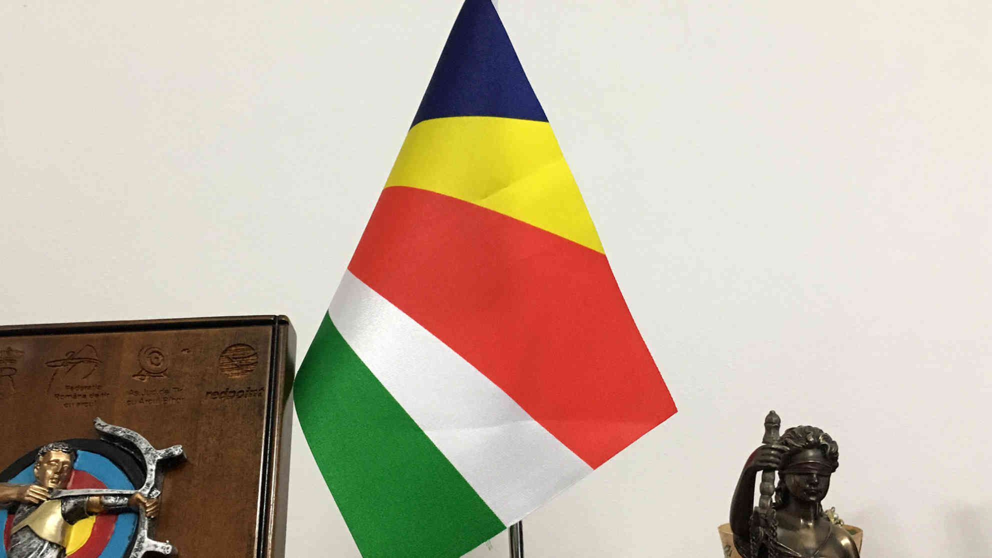 Die Fahne der Seychellen ist die perfekte Fahne für die Region. Sie vereint die rumänischen und ungarischen Farben. Foto: BR | Andrea Beer