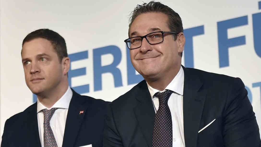 FPÖ Klubobmann Johann Gudenus (li.) teilte den rassistischen FPÖ Clip auf seinem Facebook Account. Vizekanzler Heinz Christian Strache (re.), FPÖ, sieht mangelhaftes Controlling in der Partei als Grund dafür, dass das Video im Netz geteilt wurde. Foto: Archivaufnahme Nov. 2017, picture alliance | APA | picturedesk.com