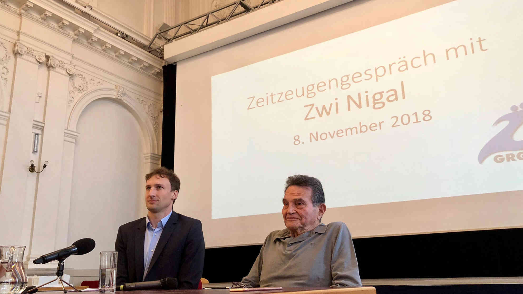 Zeitzeuge Zwi Nigal bei einem Gespräch in seiner alten Schule in der Zirkusgasse in Wien. Foto: BR | Vera Gasber