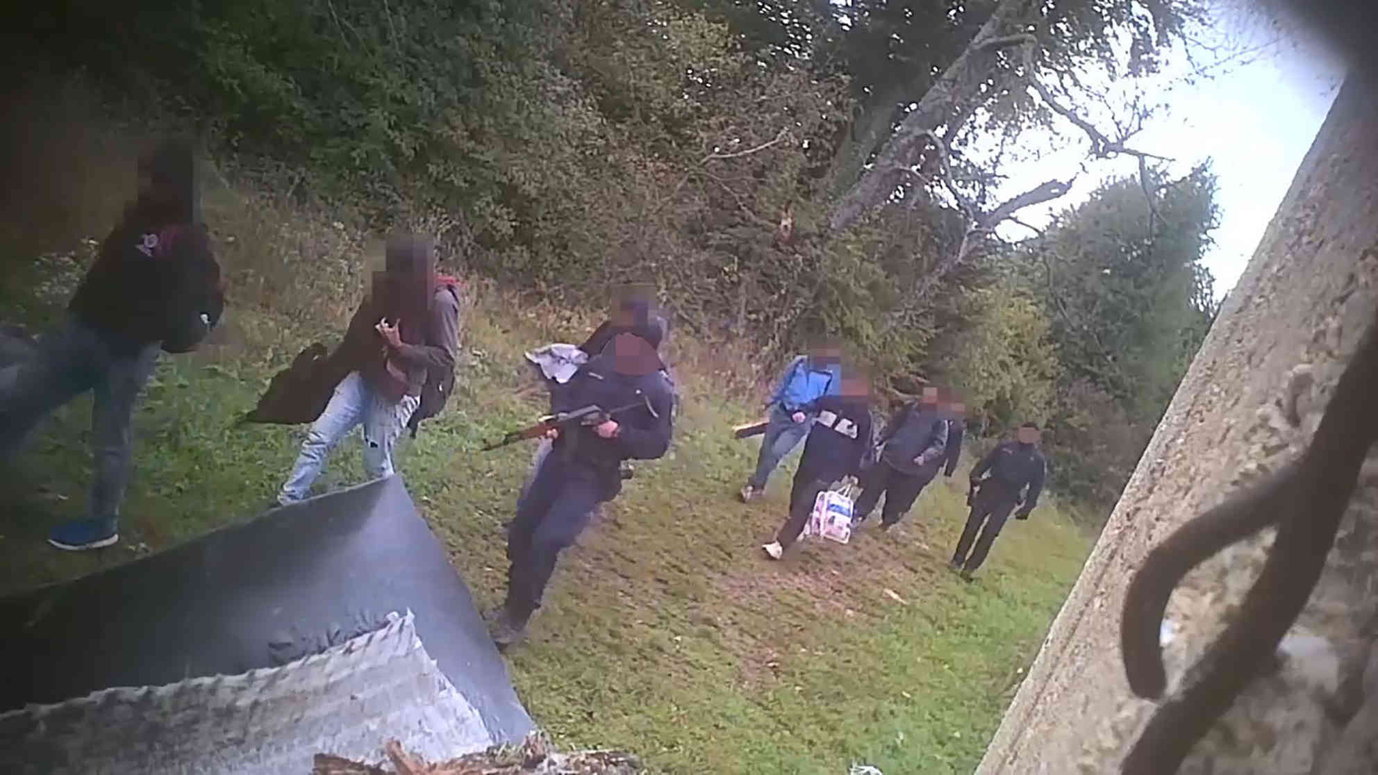 Herbst 2018, im kroatisch-bosnischen Grenzgebiet: Eine Gruppe von Menschen wird von bewaffneten kroatischen Polizisten in Richtung des nahegelegenen bosnischen Staatsgebiets geführt. Quelle: NGO Border Violence Monitoring