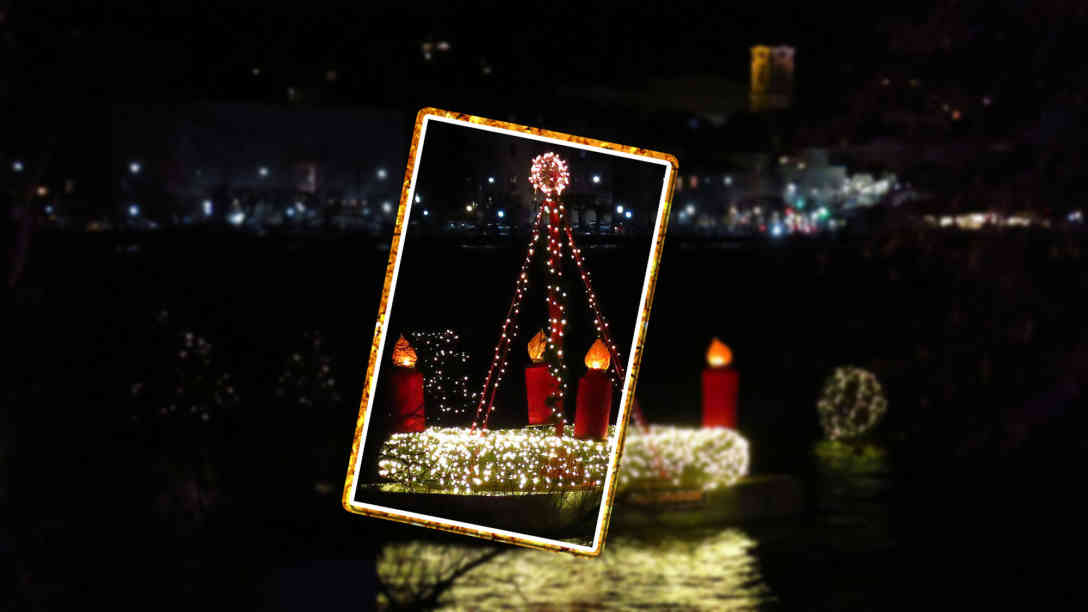 Auf dem Weg zum Adventmarkt im See- und Landschloss Ort am Traunsee ist der schwimmende Adventkranz ein beliebtes Fotomotiv. Foto: BR | Karin Straka