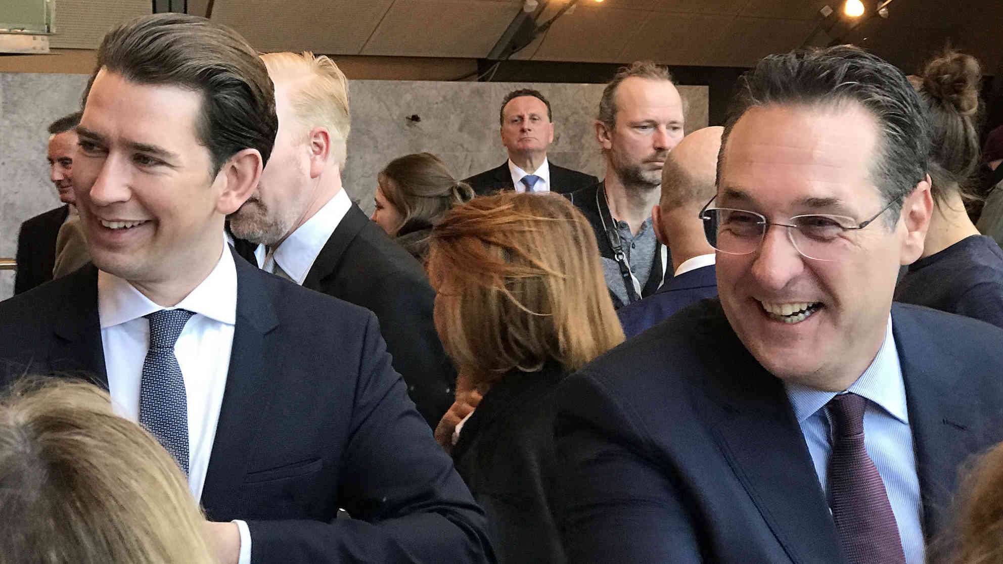 Kein Streit auf offener Bühne, keinen direkten Dissens gegenüber der Presse zeigen. Das ist die Strategie von Bundeskanzler Sebastian Kurz (ÖVP) und Vize-Kanzler Heinz-Christian Strache (FPÖ) auch bei der heutigen Pressekonferenz. Foto: BR | Till Rüger
