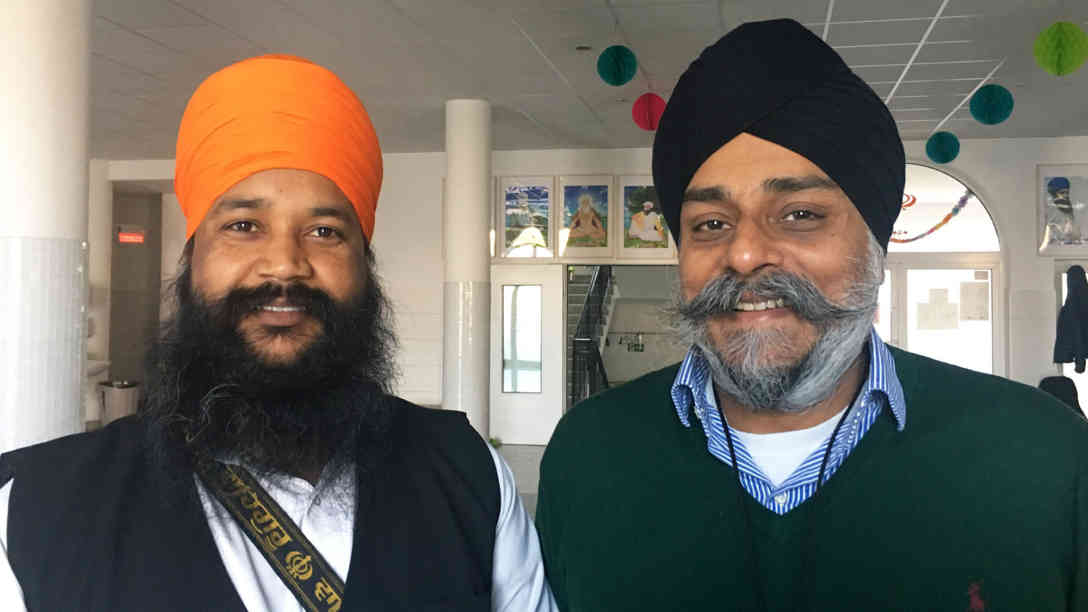 Granthi (Priester) Ravinder Singh und Gursharan Singh Mangat (re.) im Wiener Sikh Tempel im 22. Bezirk. Foto: BR | Andrea Beer