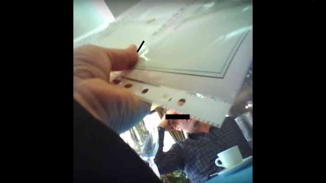 Mit versteckter Kamera nahmen die Journalisten des bosnischen Onlinemagazins ZURNAL die Übergabe des gekauften Zeugnisses auf. Foto: Videoausschnitt | Magazin Zurnal Online