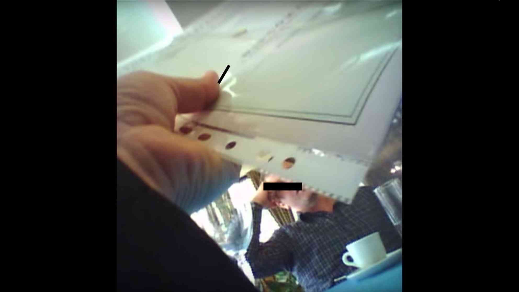 Mit versteckter Kamera nahmen die Journalisten des bosnischen Onlinemagazins ZURNAL die Übergabe des gekauften Zeugnisses auf. Foto: Videoausschnitt | Magazin Zurnal Online