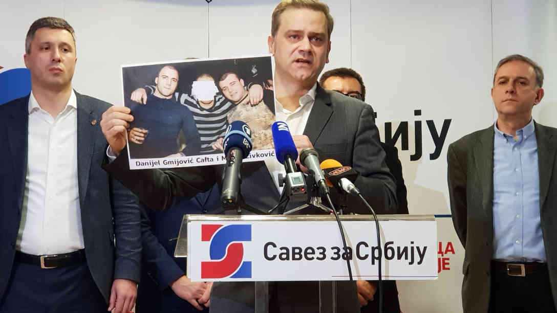 Borko Stefanovic bei einer Pressekonferenz in Belgrad nach dem Angriff - er zeigt ein Foto der mutmaßlichen Täter. Foto: BR | Dejan Stefanovic