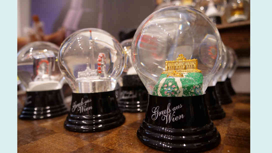 Am Ende entsteht eine einzigartige Schneekugel. Foto: BR | Vera Gasber