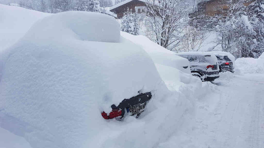 Glücklich ist, wer sein Auto freischaufeln kann. Foto: BR | Jan Heier