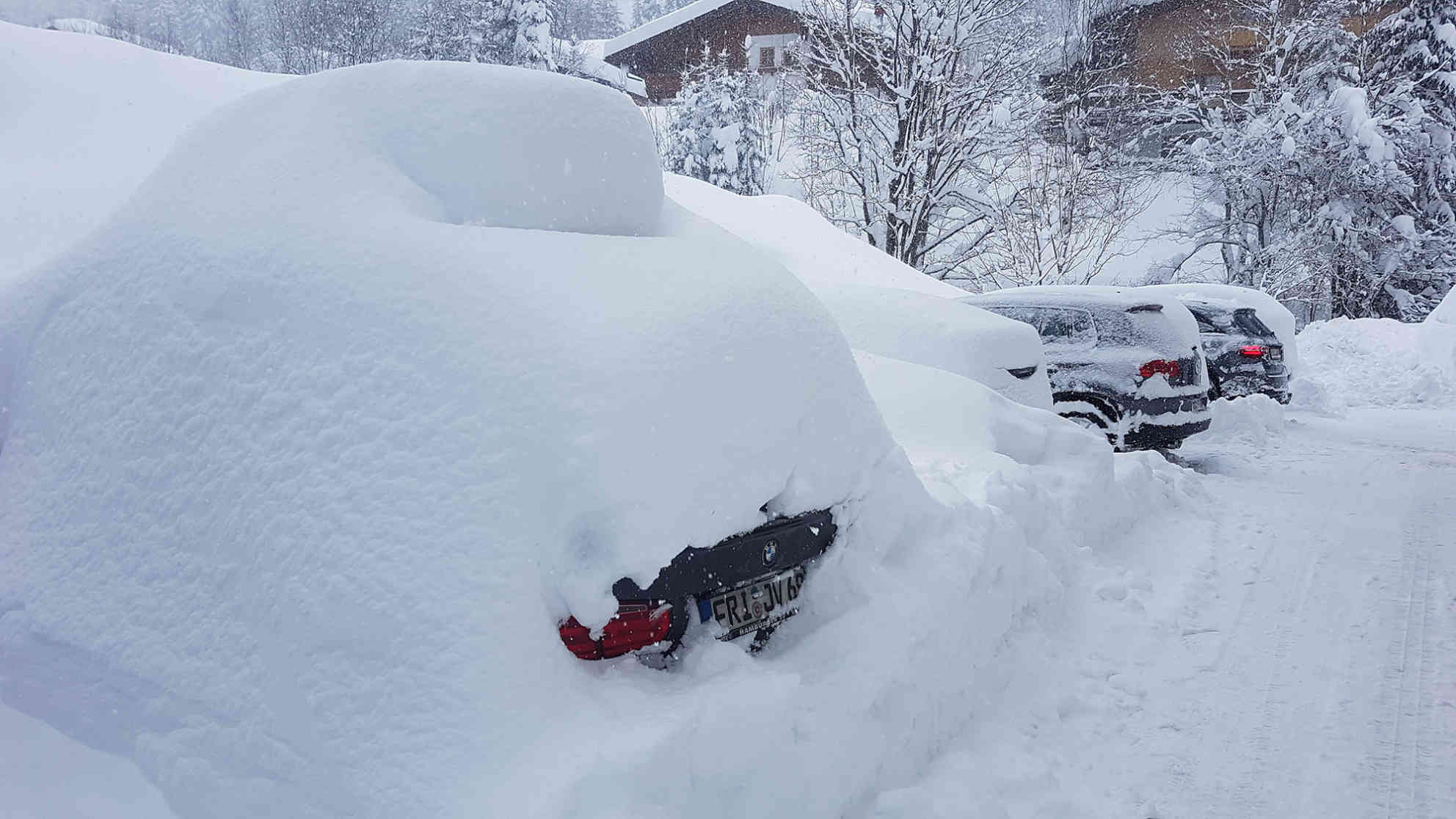 Glücklich ist, wer sein Auto freischaufeln kann. Foto: BR | Jan Heier