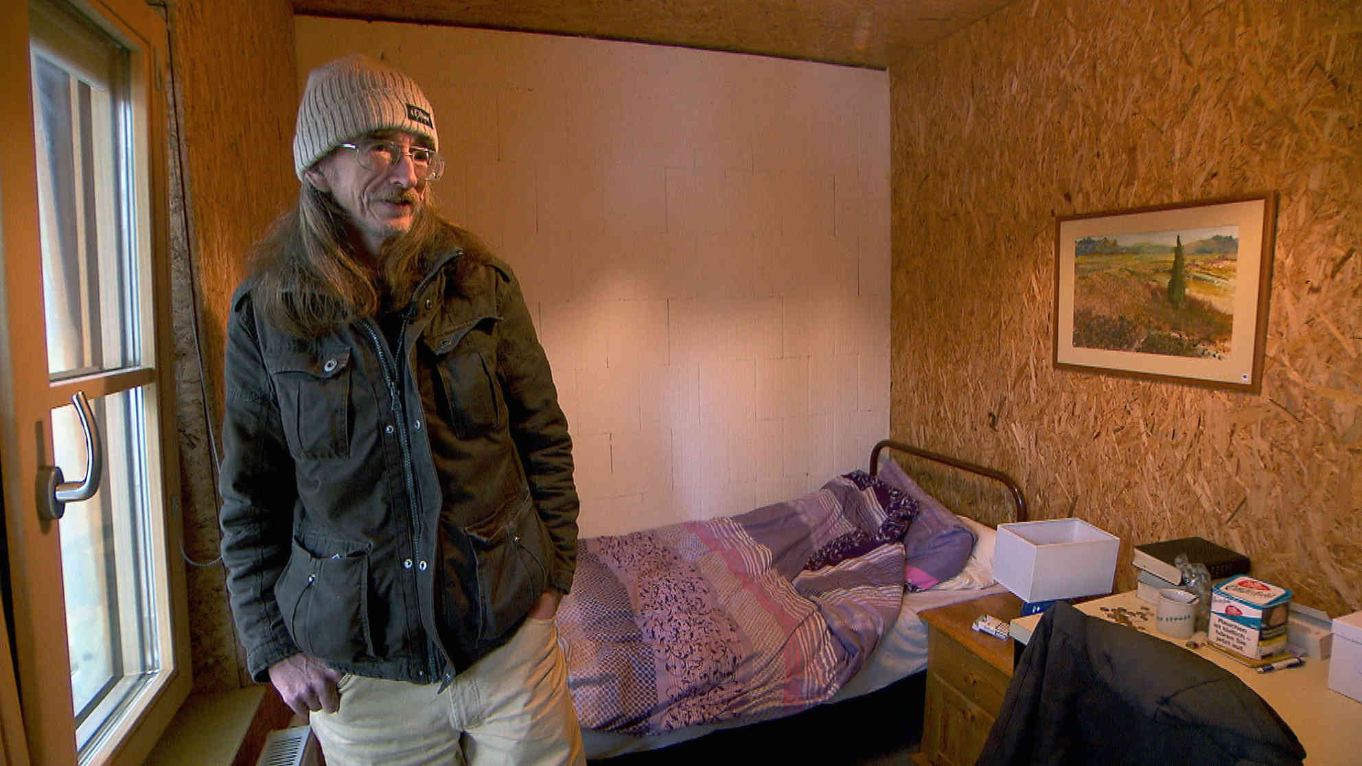 Seit Mitte Dezember 2018 hat der 55-jährige Fritz ein Zimmer im neuen VinziDorf in Wien. Davor ist er von einer Notunterkunft zur nächsten gezogen. Foto: BR | Videostandbild | Daniel Dzyak