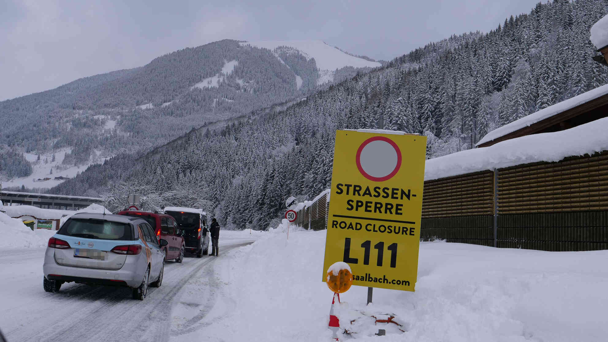 Aufgrund einer Lawinensprengung war die L111 bei Forsthof im Bundesland Salzburg seit gestern Abend, bis heute 12 Uhr gesperrt. Foto: BR | Vera Gasber