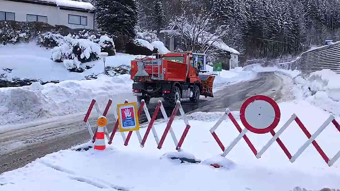 Die Straße nach Hohentauern ist gesperrt und der Ort heute nur für das Bundesheer und Einsatzkräfte erreichbar. Foto: BR | Videostandbild | Jan Heier