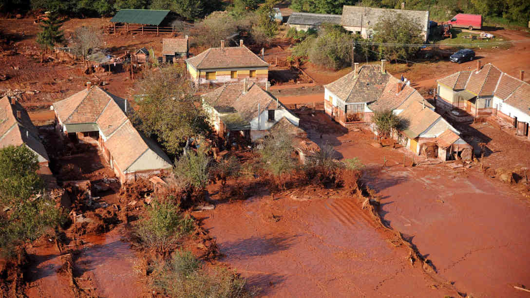 Luftaufnahme des ungarischen Dorfes Kolontar, das am 04. Oktober 2010 von giftigem Rotschlamm überflutet worden war. Foto: Archivaufnahme vom 12.10.2010, (c) dpa