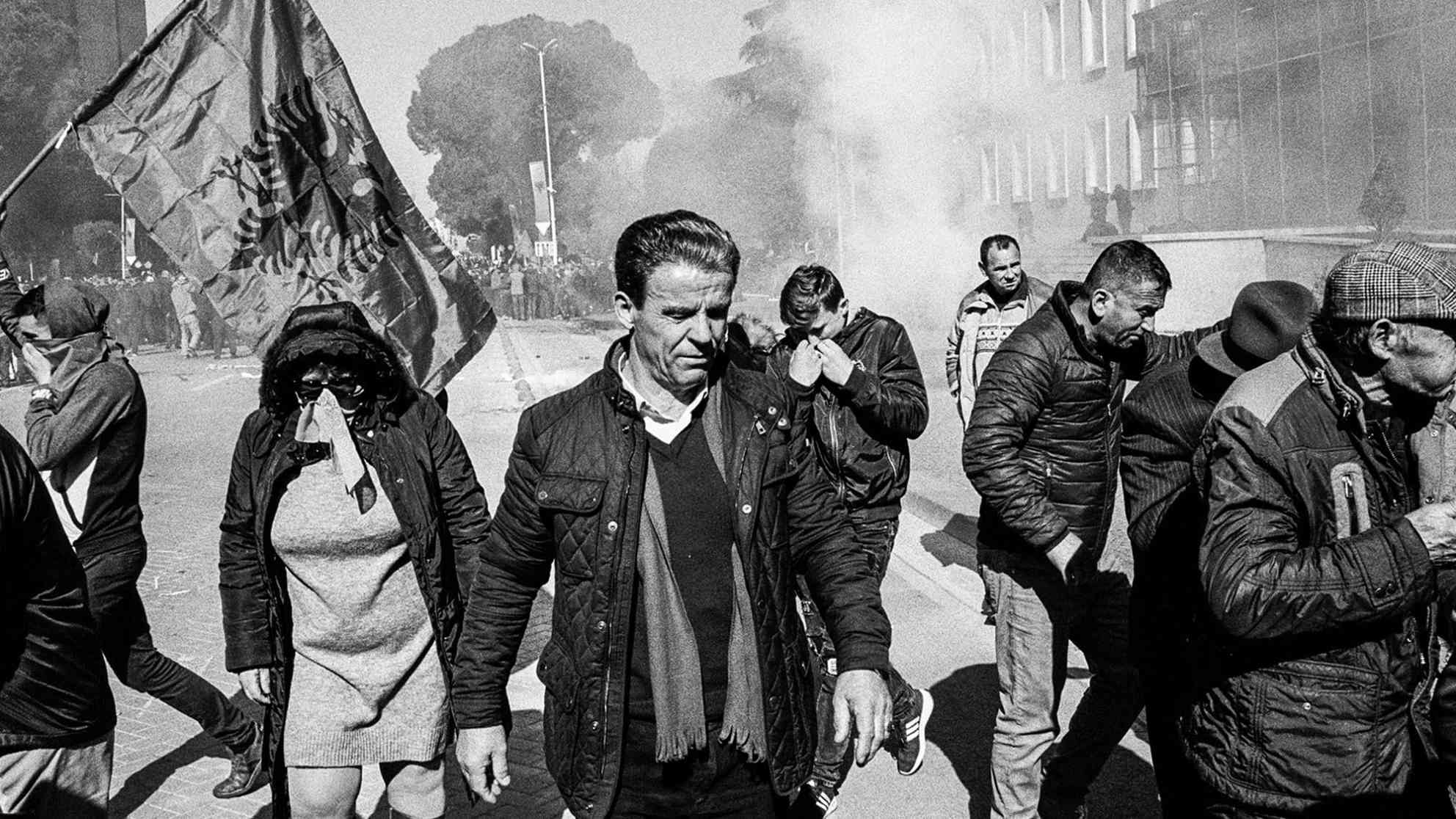 Anhänger der albanischen Opposition fordern den Rücktritt der sozialistischen Regierung von Ministerpräsident Edi Rama. Am 16.02.2019 gehen Zehntausende auf die Straßen - es kommt zu Zusammenstößen mit der Polizei. Foto: BR | Srdjan Govedarica